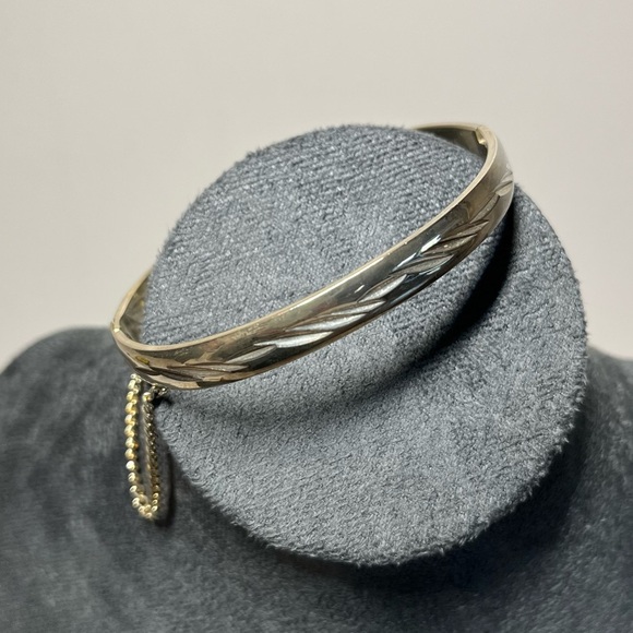 Elegant Silver Plated Bangle Bracelet. Safety chain. Etched. Hinged. Vintage - Picture 8 of 8